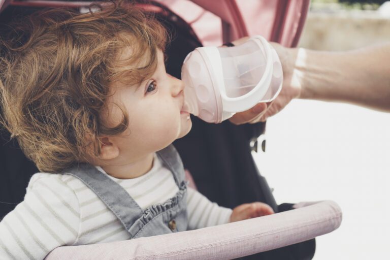 Bebê tomando água