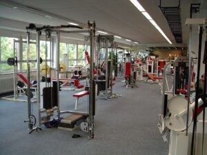 Máquinas de musculação versus pesos livres: qual é melhor? Máquinas de musculação versus pesos livres: qual é melhor?