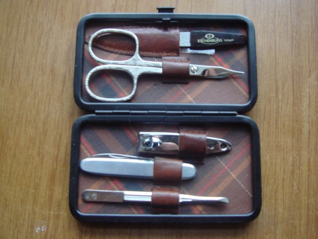 Alicate compartilhado e kit sem limpeza podem causar infecções nas unhas