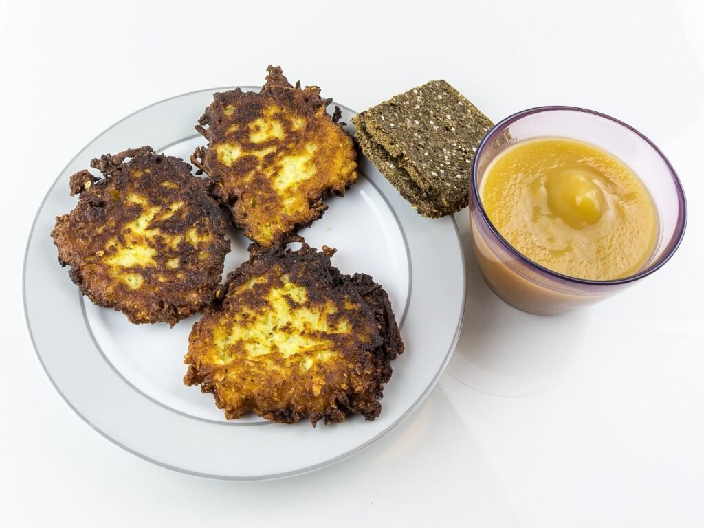 Batata com ovos e queijo na frigideira fica pronta em cerca de 15 minutos