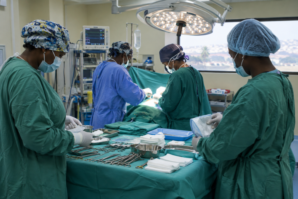 Brasileiros operam crianças com sequelas de queimaduras em Angola Brasileiros operam crianças com sequelas de queimaduras em Angola
