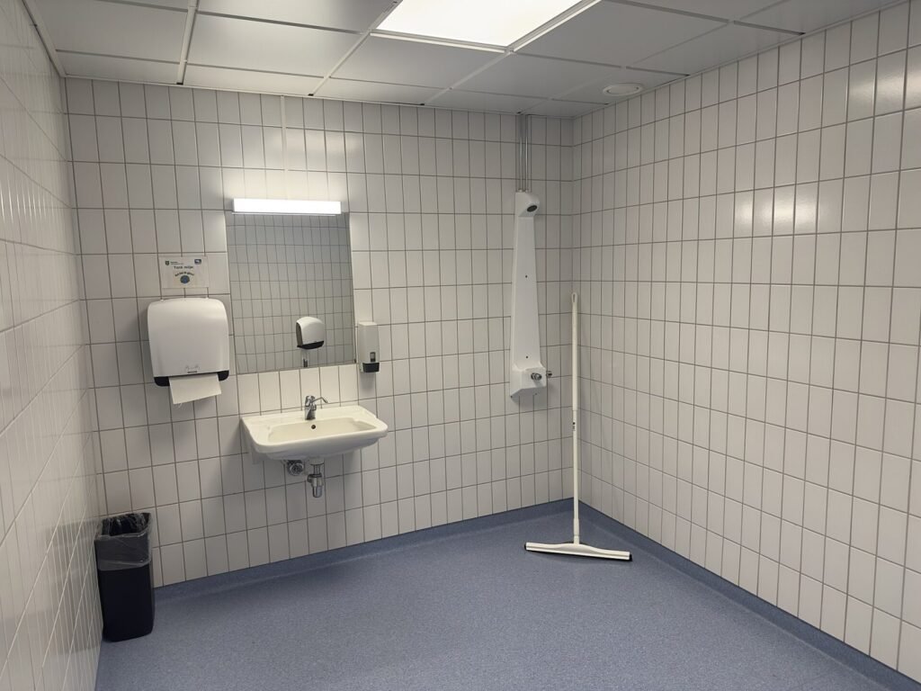 Sete ajustes em casa podem facilitar os cuidados com mobilidade reduzida Photograph taken on April 9th, 2025, in an accessible toilet (for people with disabilities), changing, and shower room adjacent to the gymnasium/sport