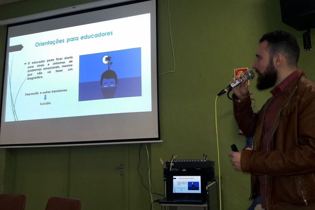 CAPS alerta famílias para sinais de sofrimento emocional em adolescentes Professores participam de formação conjunta sobre o risco de suicídio em crianças e adolescentes Local: EMEF Leocádia PrestesPublicado em 5 de junho d