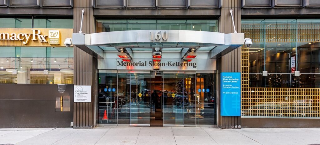 Jornalista busca na Justiça remédio de quase R$ 6 milhões contra câncer raro Entrance to the Memorial Sloan-Kettering Cancer Center, Rockefeller Outpatient Pavilion, 160 E 53rd Street.