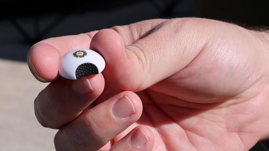 Clínica relata uso de dados para personalizar acompanhamento nutricional Pictured is a close-up view of part of the Health Readiness and Performance System, a bio physiological monitoring device being tested during Exercise