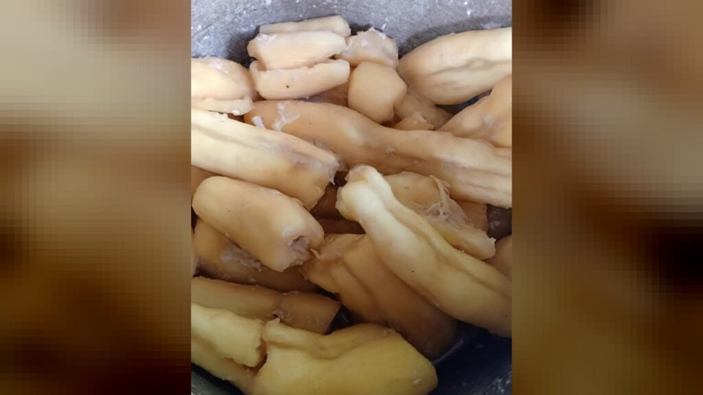 Chef ensina técnica para cozinhar mandioca que continua firme na panela