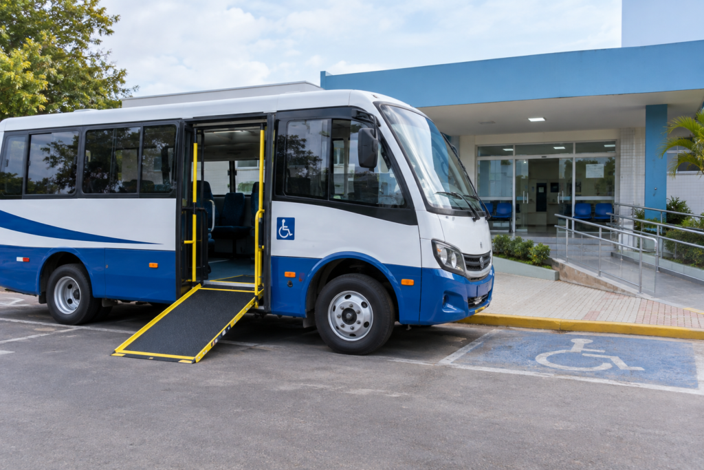 Cinco cidades do Vale do Paraíba recebem veículos para transporte de pacientes Cinco cidades do Vale do Paraíba recebem veículos para transporte de pacientes
