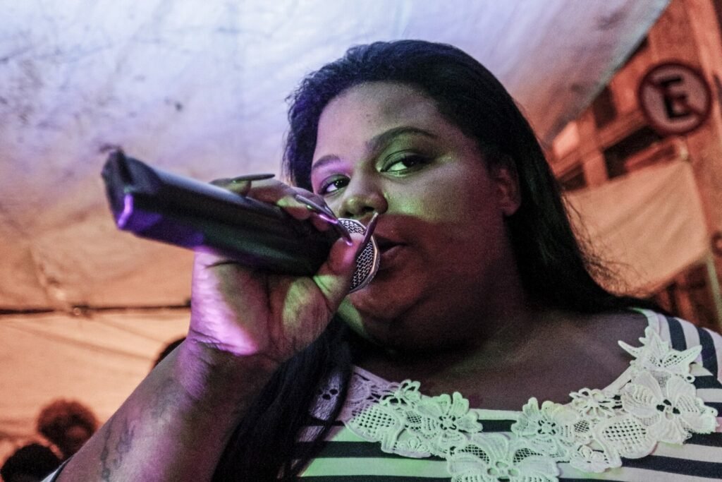 MC Carol relata medo antes de gravar novela e relembra expulsão de casa aos 14 anos MC Carol