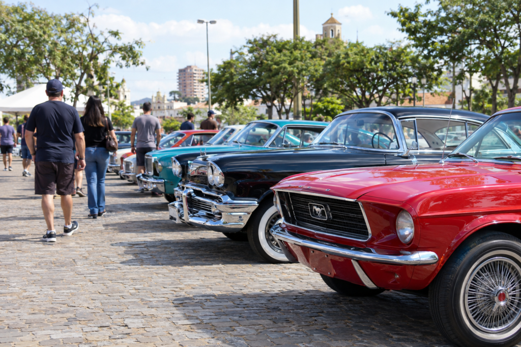O Caruaru Retrô reúne clubes, colecionadores e admiradores de carros antigos.
