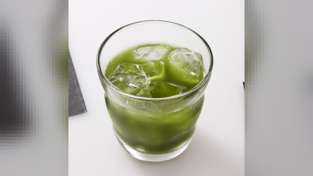 A nutricionista sugere combinar folhas verde-escuras com fontes de vitamina C.