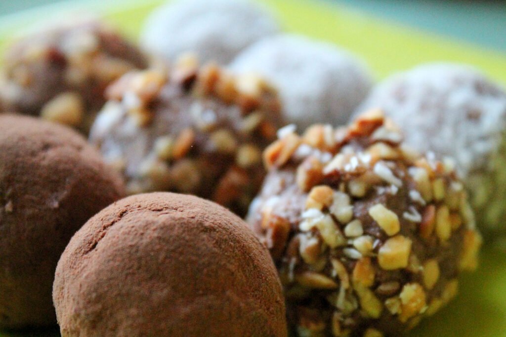 Trufa de tâmara com castanhas e coco não precisa ir à panela