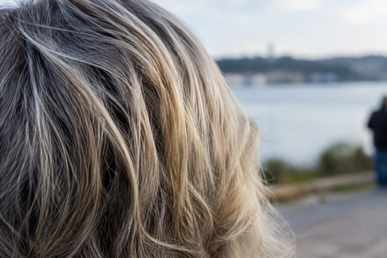 Cabelo branco amarelado: o que causa a mudança e como cuidar dos fios