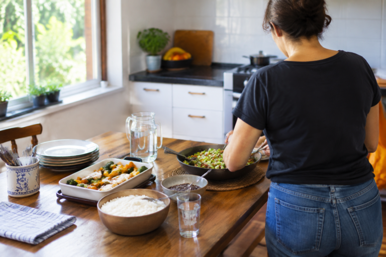 Emagrecer após os 50: por que dietas muito restritivas exigem cuidado
