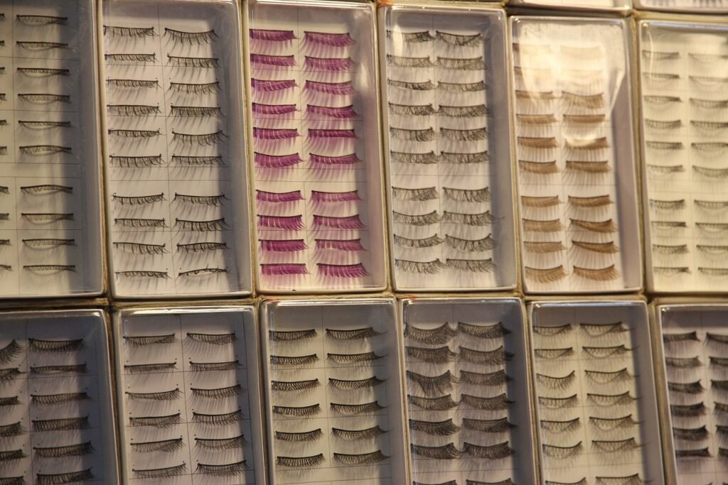 Extensão de cílios: estudo aponta alterações nos olhos de usuárias frequentes Extensão de cílios: estudo aponta alterações nos olhos de usuárias frequentes