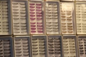 Extensão de cílios: estudo aponta alterações nos olhos de usuárias frequentes