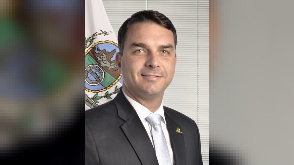 Flávio Bolsonaro: ex-ministros alertam para riscos ao SUS no segundo turno Flávio Bolsonaro