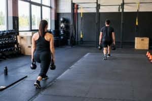 Gordão da XJ faz treino com a noiva após perder mais de 140 kg