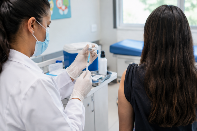 Vacina contra HPV: consultas por lesões pré-cancerígenas caem entre adolescentes