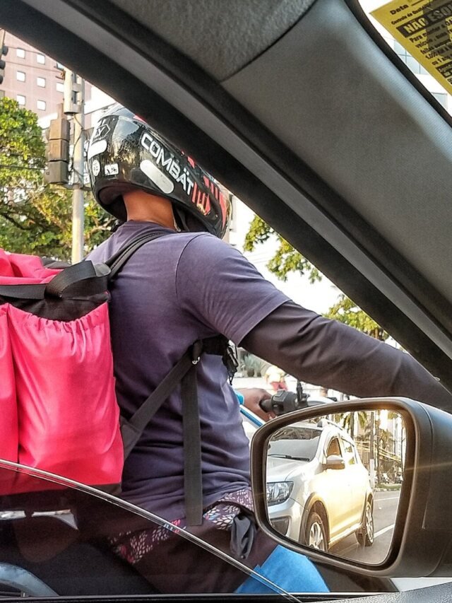 Pressa nas entregas de moto é associada a transtornos mentais